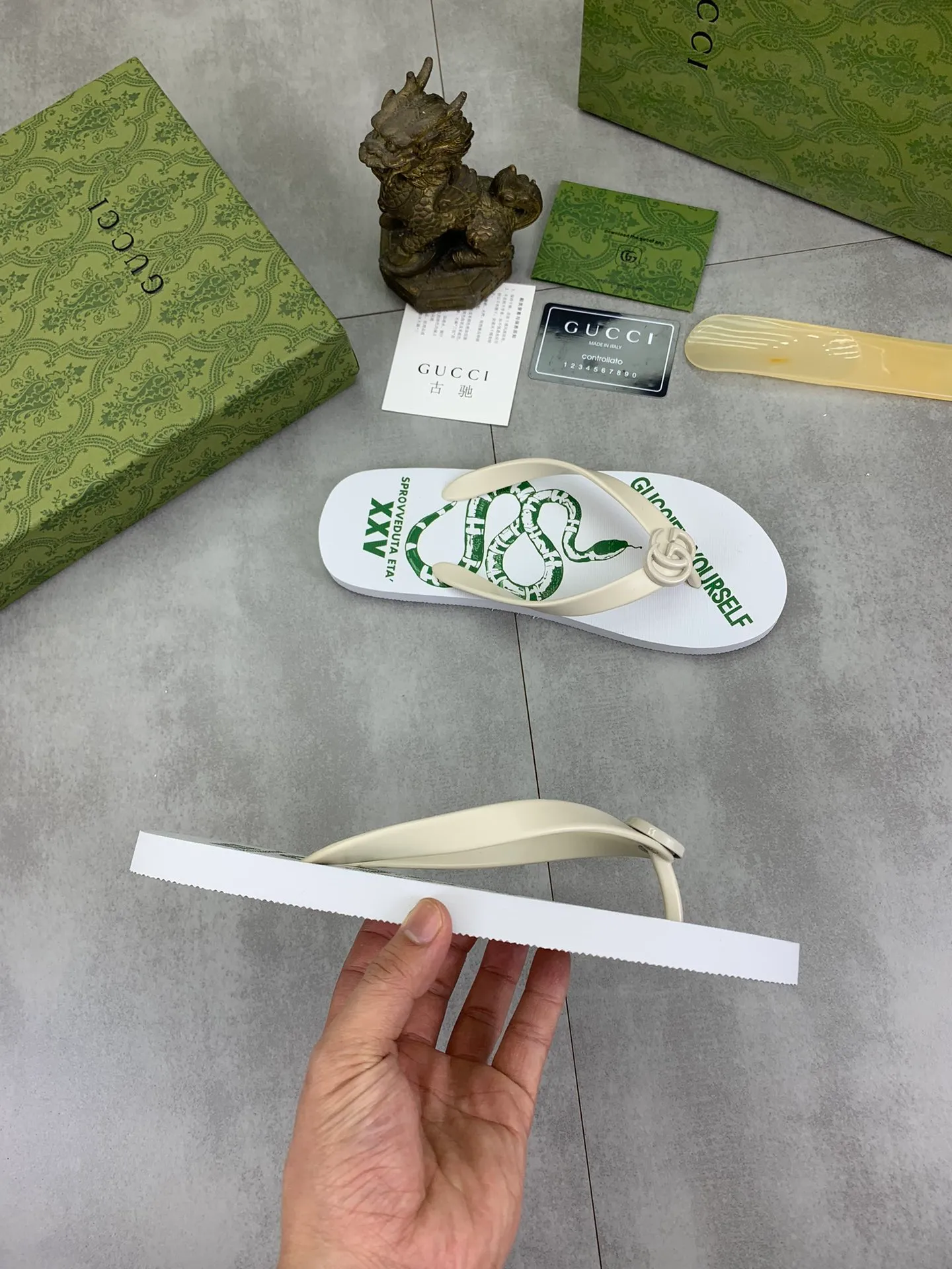 Men's men's shoes 💰P220💰【New style】🆘【GUCCI】Official website's popular Gucci adult couple 🧑‍🤝‍🧑 style, children's flip-flops are on sale at the counter simultaneously! Original fabric imported from Italy. Original bottom provided by the original factory. Size: Adult 36-45. Children’s size: 30-37. Multiple colors available.